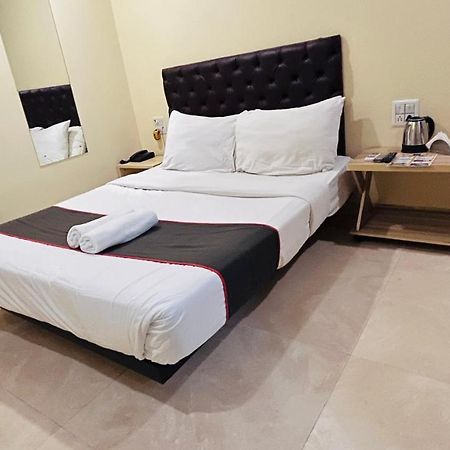 U Life Hotel 뭄바이 외부 사진