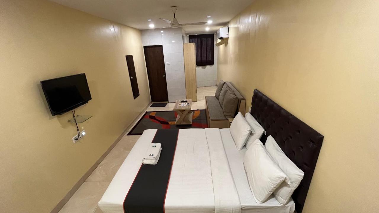 U Life Hotel 뭄바이 외부 사진