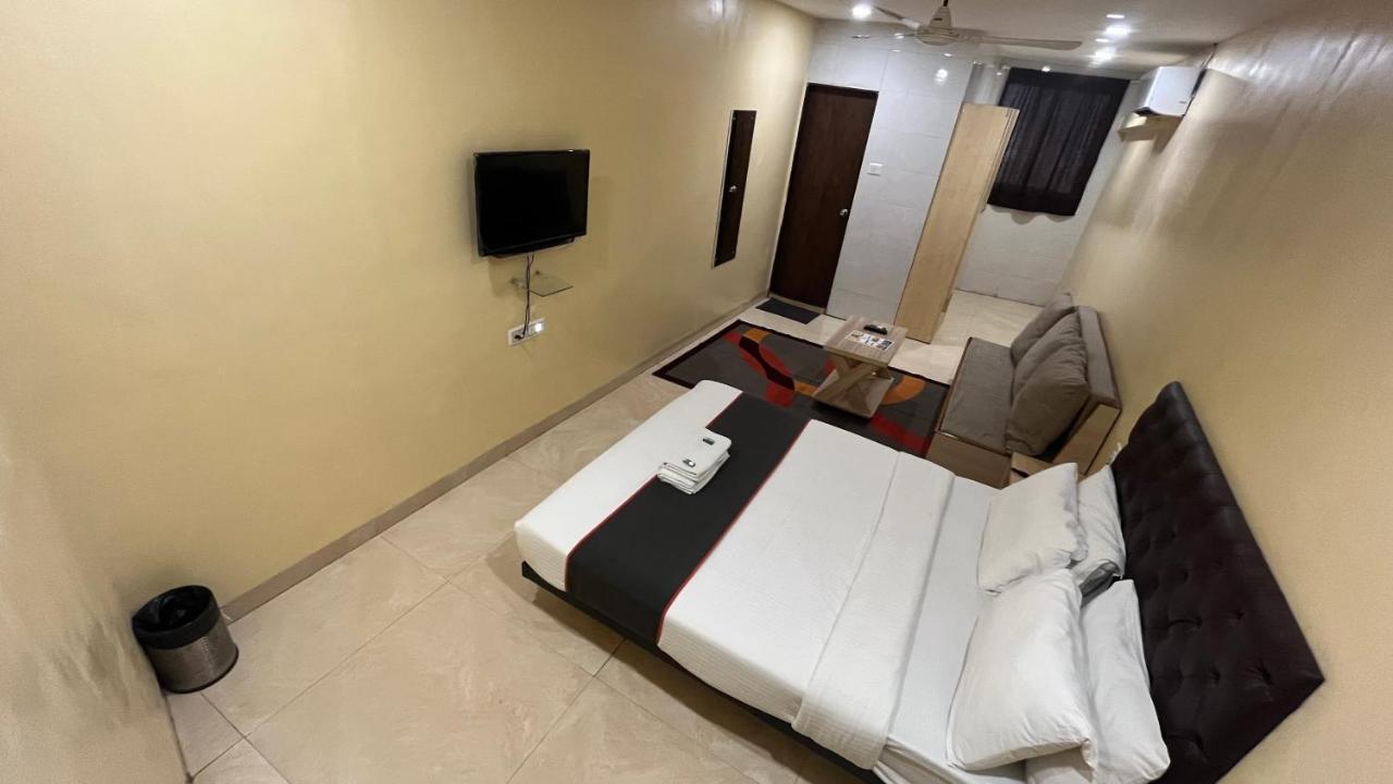 U Life Hotel 뭄바이 외부 사진