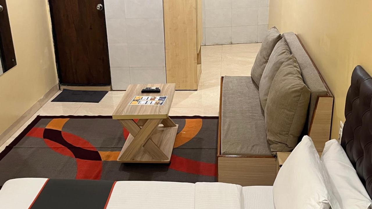 U Life Hotel 뭄바이 외부 사진