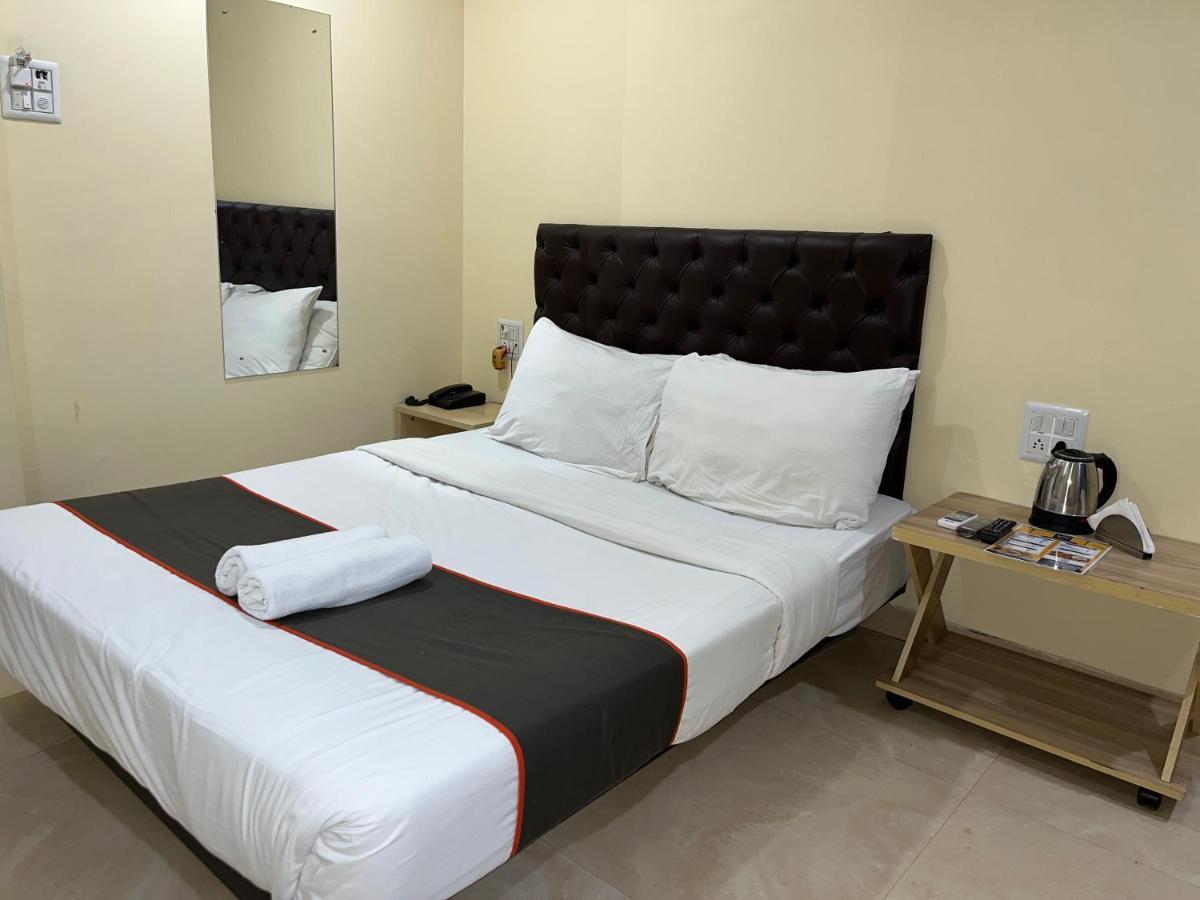 U Life Hotel 뭄바이 외부 사진