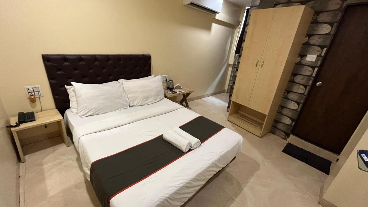U Life Hotel 뭄바이 외부 사진