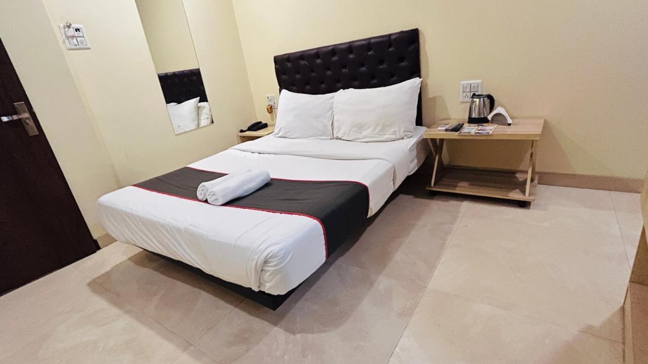 U Life Hotel 뭄바이 외부 사진